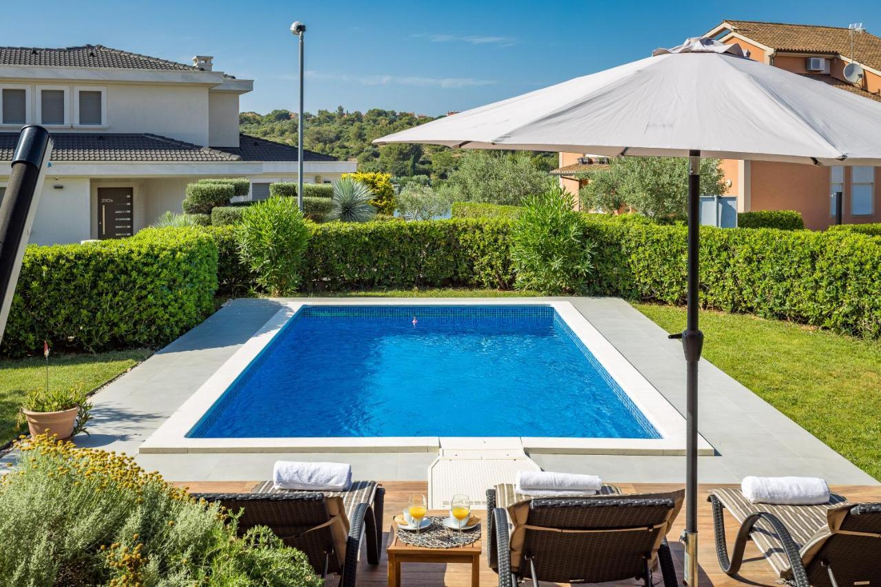 Lovely Istrian Apartment With A Private Swimming Pool And A Charming Garden Banjole Zewnętrze zdjęcie